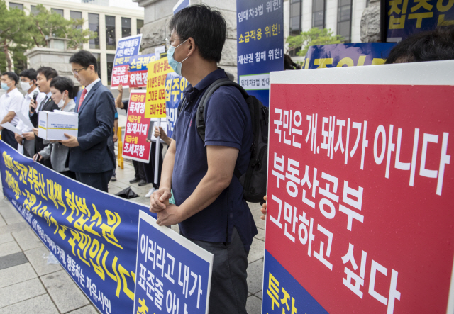 시민단체 회원들이 27일 서울 종로구 헌법재판소 앞에서 ‘문재인 정권 부동산 정책 헌법소원 기자회견’을 진행하고 있다. 이들은 “위헌적인 정부 조치를 바로잡기 위해 헌법소원을 진행한다”고 밝혔다.  /연합뉴스