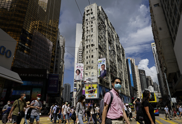 홍콩에서 코로나19 확산세가 가팔라진 가운데 27일(현지시간) 시민들이 마스크를 쓰고 거리를 걷고 있다. /AP연합뉴스