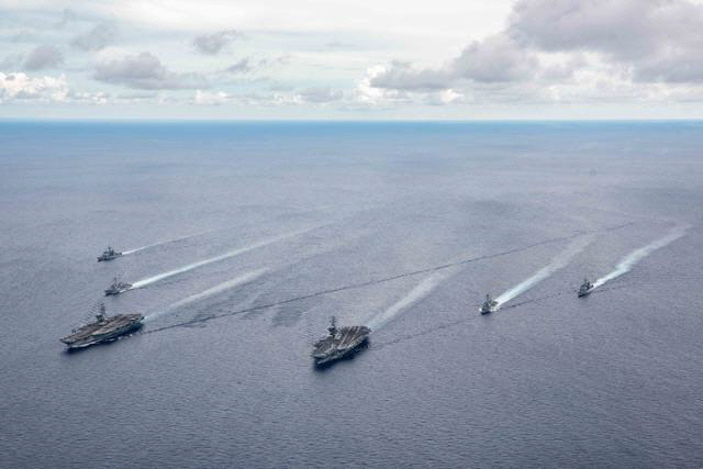 미 해군 항공모함 로널드 레이건과 니미츠를 위시한 항모전단이 지난 6일 남중국해에서 군사훈련을 하고 있다./EPA연합뉴스