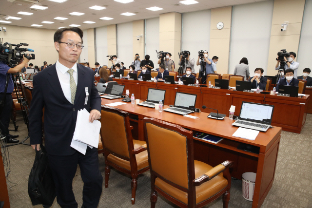 국회 기획재정위원회 미래통합당 조해진 의원이  28일 오후 국회에서 열린 전체회의에서 야당 발의 법안은 제쳐두고 민주당 법안만 상정해 처리하려 한다며 퇴장하고 있다./연합뉴스