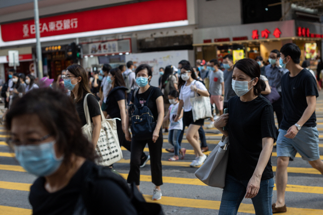 코로나19가 재확산하고 있는 홍콩에서 27일(현지시간) 시민들이 마스크를 쓴 채 길을 건너고 있다. /EPA연합뉴스