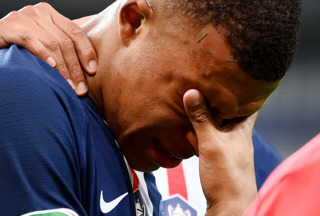 지난 25일 프랑스컵 결승에서 발목을 다친 뒤 눈물을 훔치며 고통스러워하는 음바페. /AFP연합뉴스