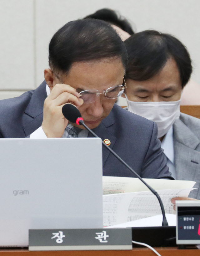 홍남기 '공급 대책, 부동산세제 입법 확정되는 다음주 초 발표'