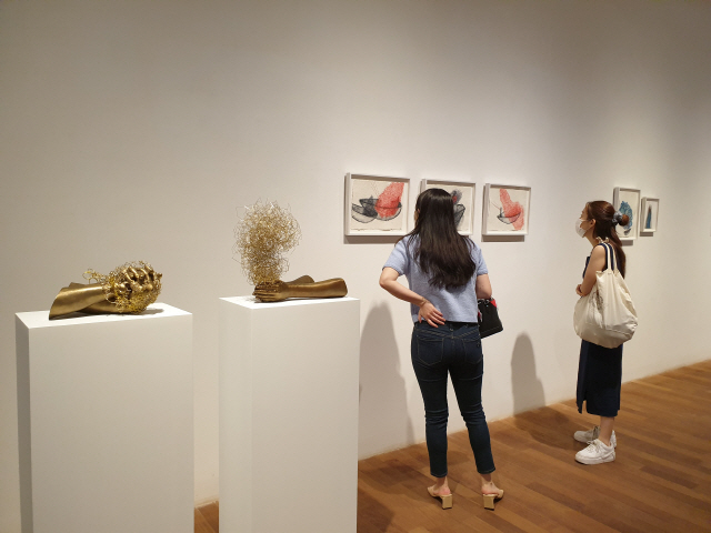 28일 아침 종로구 평창동 가나아트갤러리를 방문한 젊은 관람객들이 시오타 치하루의 작품을 감상하고 있다.