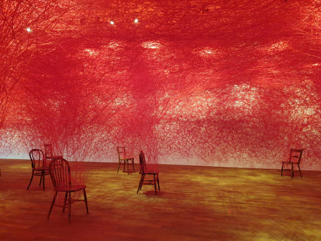 핏줄을 이어놓은 것 같은 시오타 치하루의 붉은 실 설치작품 ‘비트윈 어스(Between Us)’는 삶과 죽음, 인연의 근원적 문제를 생각하게 한다.