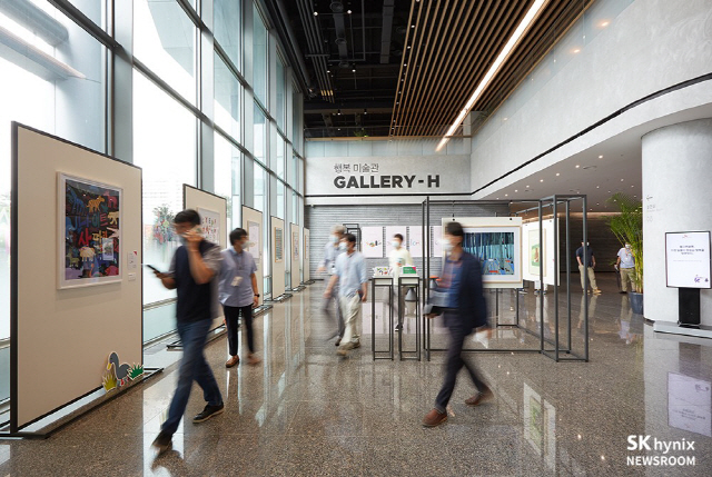 행복미술관이 개관한 SK하이닉스 이천 R&D센터 1층 로비를 사람들이 걸어가고 있다. /사진제공=SK하이닉스