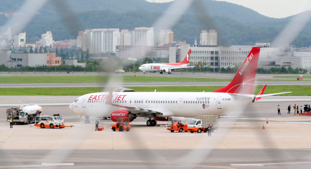 티웨이항공 여객기가 28일 서울 김포공항 계류장에 멈춰서 있다. 티웨이항공은 오는 8월 유급휴직 고용유지 지원금 지원기한이 만료되면 직원들에 대한 무급휴직 전환을 실시하기 위해 준비 중인 것으로 알려졌다.  /연합뉴스