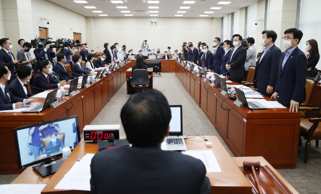 28일 서울 여의도 국회에서 열린 기획재정위원회 전체회의에서 의원들이 안건 서명 동의에 대한 기립표결을 하고 있다./연합뉴스