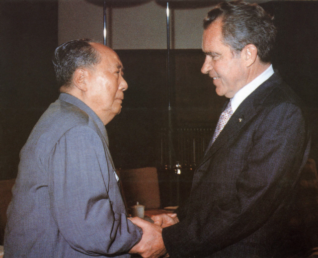 마오쩌둥(왼쪽)이 지난 1972년 중국을 방문한 리처드 닉슨 미국 대통령과 중난하이에서 만나 악수하고 있다. 마오는 이때 공산당 중앙위원회 주석 겸 중앙군사위원회 주석 자격으로 닉슨을 만났다. /신화연합뉴스