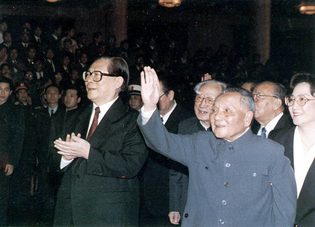 덩샤오핑(오른쪽)이 장쩌민과 함께 1989년 11월 열린 중공 중앙군사위원회 확대회의에 참석해 손을 흔들고 있다. 이 회의를 계기로 덩은 중앙군사위 주석 지위를 장에게 넘겨줬다. 다만 그럼에도 불구하고 덩은 1997년 사망할 때까지 실질적인 최고 권력자로 군림했다. /중국공산당신문 캡처