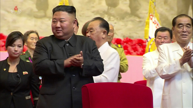 김정은 '핵무장 완성' 강조한 날...美는 동해서 공군력 과시