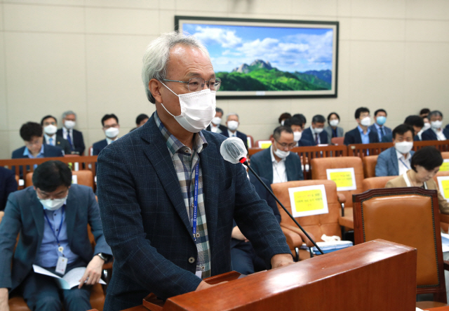 문성현 경제사회노동위원장이 29일 오전 서울 여의도 국회에서 열린 환경노동위원회 전체회의에서 업무보고를 하고 있다./연합뉴스