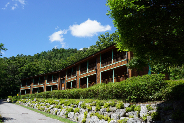 충북 청주 국립상당산성자연휴양림에 운영중인 산림문화휴양관. 사진제공=국립자연휴양림관리소