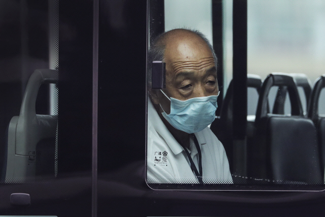 최근 중국에서 코로나19 재확산 우려가 커지고 있는 가운데 28일 베이징에서 마스크를 쓴 노인이 홀로 버스에 앉아있다. /AP연합뉴스