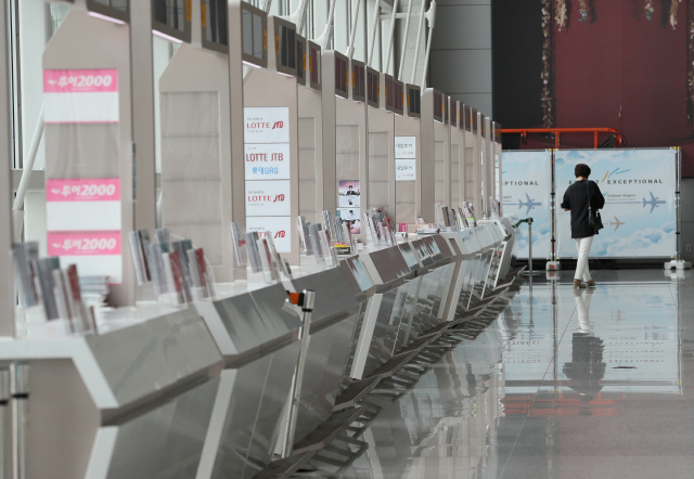 코로나19로 하늘길이 막히면서 인천국제공항 1터미널 여행사 부스가 텅 비어있다./영종도=연합뉴스