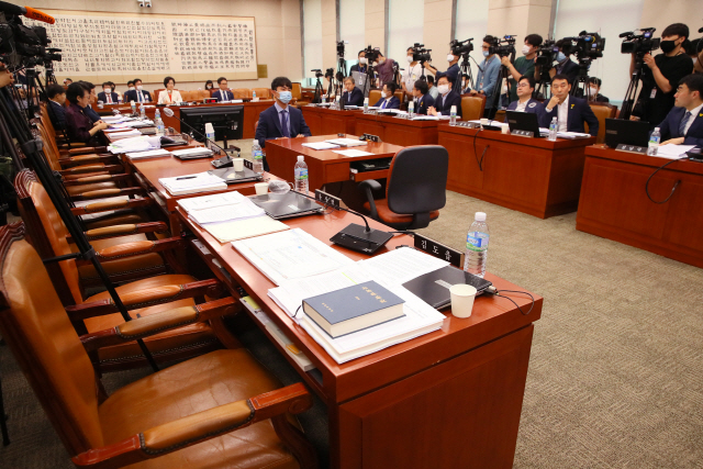 29일 국회 서울 여의도 국회에서 열린 법제사법위원회 전체회의에 미래통합당 의원들의 의석이 텅 비어있다. /연합뉴스