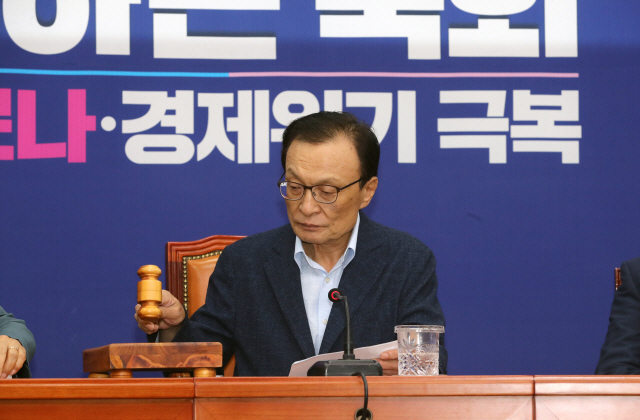 더불어민주당 이해찬 대표가 27일 오전 서울 여의도 국회에서 열린 최고위원회의에서 의사봉을 두드리고 있다. /연합뉴스