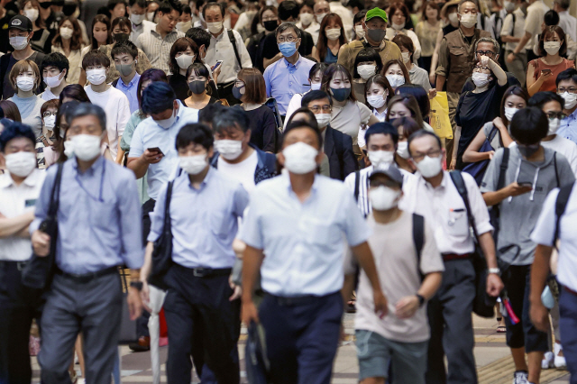 29일 일본 오사카 거리에서 시민들이 마스크를 쓴 채 길을 건너고 있다. /AP연합뉴스