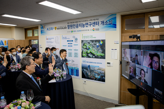 지난 15일 창원 성산구 한국전기연구원에서 열린 KERI-워털루대 창원인공지능연구센터 개소식에서 참석자들이 캐나다 워털루대 연구진과 화상대화를 하고 있다./사진제공=한국전기연구원