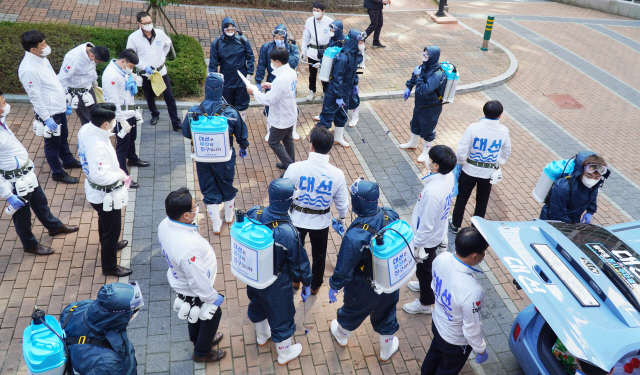 대선주조 임직원들이 신종 코로나바이러스 감염증 방역 소독 활동에 나설 준비를 하고 있다. 대선주조가 코로나19 방역용 알코올을 기부하며 지역사회 방역활동에 힘을 보탰다./사진제공=대선주조