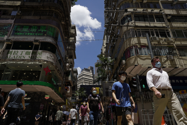 코로나19 재확산으로 비상이 걸린 홍콩에서 28일(현지시간) 마스크를 쓴 행인들이 시내 중심가를 걷고 있다. /AP연합뉴스
