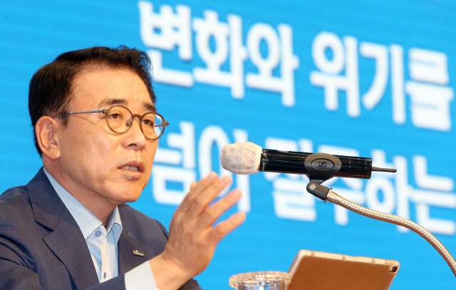 조용병 '100년 신한의 미래..DT에 달렸다'