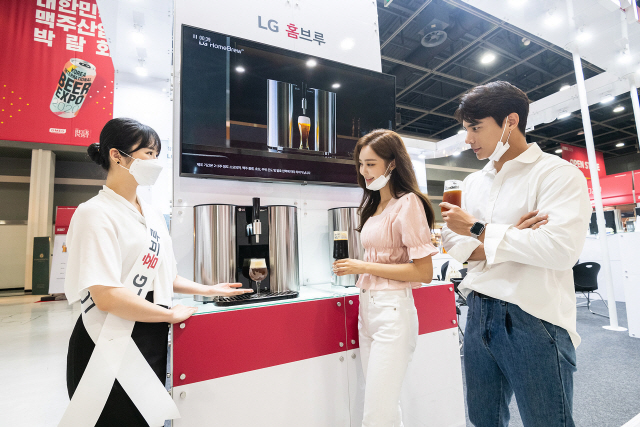 LG전자 모델들이 30일 양재동 aT센터에서 열린 맥주박람회 ‘KIBEX 2020’에서 LG 홈브루 시음행사에 참여하고 있다. /사진제공=LG전자