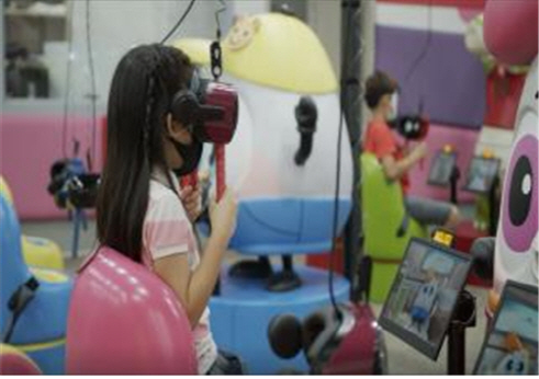 부산 수영구 비콘(B-Con) 그라운드(복합생활문화공간) 내 어린이 VR 재난안전 체험교육장에서 한 어린이가 VR 체험을 하고 있다./사진제공=부산시