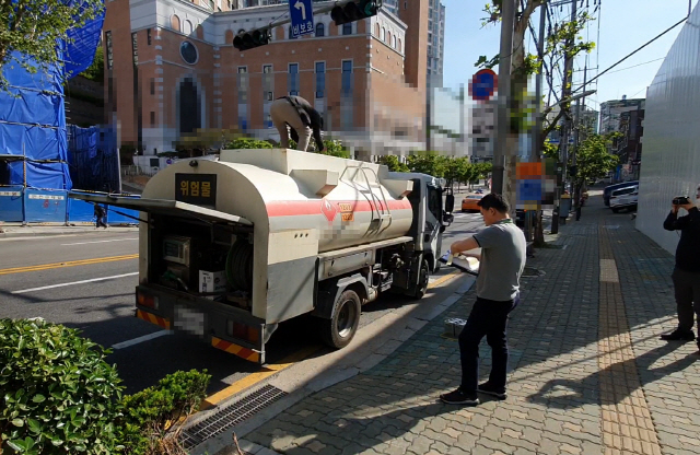 서울시 민생사법경찰단 관계자들이 가짜석유를 탑재한 주유차량을 단속하고 있다./사진제공=서울시