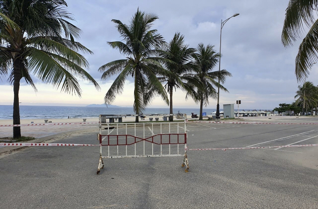 지난 28일(현지시간) 코로나19 지역 사회 확산이 시작된 베트남 다낭의 해변 입구에 출입통제선이 설치돼있다./AP연합뉴스