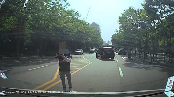 지난 3일 청와대 ‘응급환자가 있는 구급차를 막아세운 택시 기사를 처벌해 주세요’라는 제목의 국민청원에 첨부된 블랙박스 영상./사진=유튜브 캡처