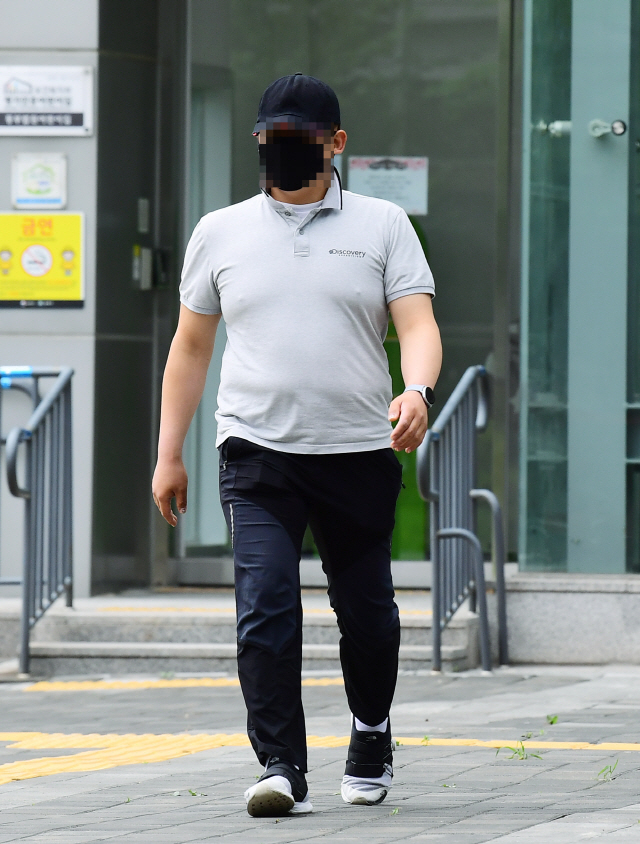고의 사고로 구급차를 막은 혐의를 받는 택시기사 최모씨가 서울동부지방법원에서 열린 영장실질심사에 출석하고 있다./양문숙기자