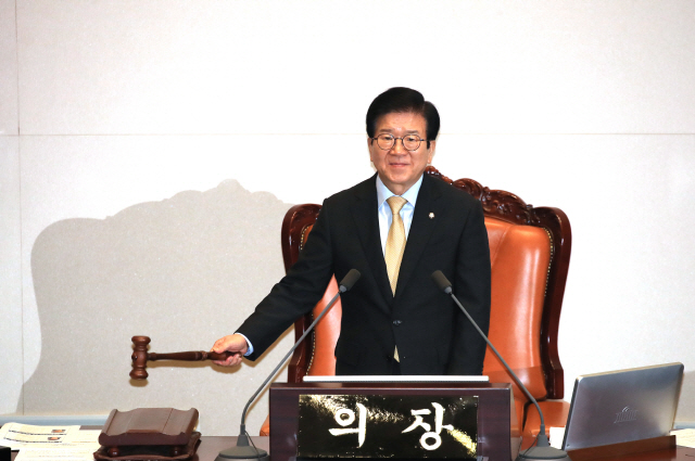 30일 오후 국회 본회의에서 박병석 국회의장이 의사봉을 두드리고 있다./연합뉴스
