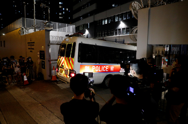 29일 홍콩에서 홍콩보안법 위반 혐의로 체포된 학생들이 타고 있을 것으로 추정되는 차량이 경찰서로 진입하고 있다./로이터연합뉴스