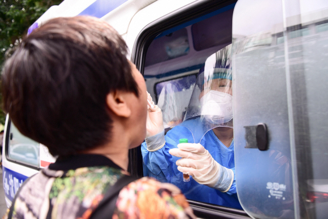 지난 29일 랴오닝성 선양에서 의료진들이 코로나19 검사를 진행하고 있다. /AFP연합뉴스
