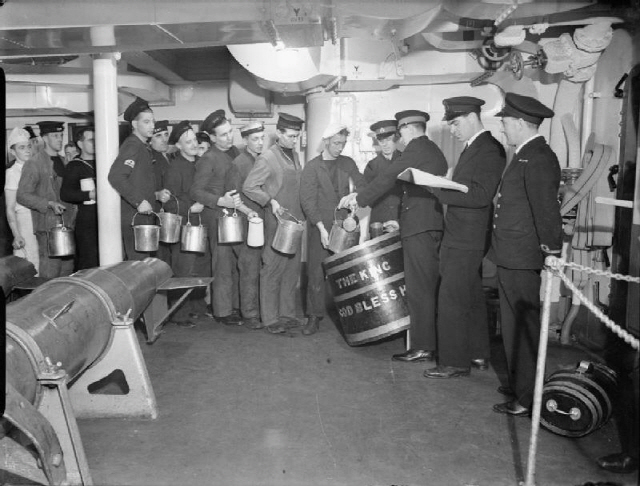 1940년 영국 전함 킹조지 5세호의 수병들이 럼주를 배급받는 장면. 럼주 배급은 1970년 끝났다./위키피디아