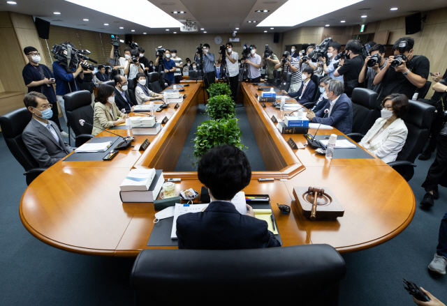 30일 오전 서울 중구 국가인권위원회에서 제26차 상임위원회가 열리고 있다./연합뉴스