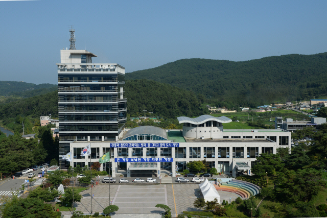 부산 기장군은 부산사회복지공동모금회와 함께 간병이 필요한 중위소득 80% 이내의 저소득 취약계층에 간병비를 지원한다. 기장군청 전경./사진제공=기장군