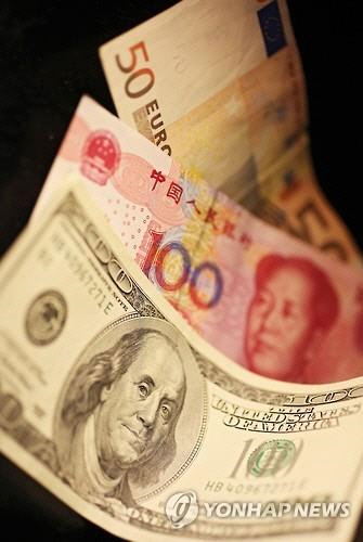중국 위안화 지폐(가운데), 미국 달러화 지폐(아래), EU 유로화 지폐./EPA연합뉴스