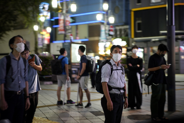 29일 일본 도쿄 신주쿠에서 마스크를 쓴 시민들이 신호에 대기하고 있다./EPA연합뉴스