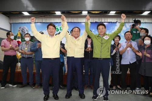 30일 오후 경북 군위군청에서 권영진 대구시장(왼쪽부터), 김영만 군위군수, 이철우 경북지사가 대구통합 신공항 이전지를 공동후보지로 신청할 것을 조건부 합의 후 손을 맞잡고 있다./연합뉴스