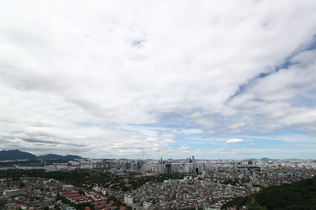 전국 대부분 지역이 흐린 날씨를 보이는 26일 서울 남산에서 바라본 하늘에 구름이 끼어 있다./연합뉴스