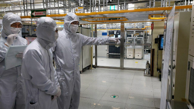 이재용(오른쪽) 삼성전자 부회장이 30일 삼성전자 온양사업장을 찾아 반도체 패키징 라인을 살펴보고 있다./사진제공=삼성전자