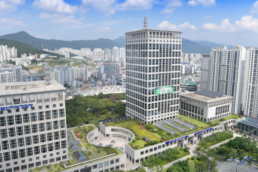 부산시는 31일 구·군, 국민운동단체 등과 함께 폭우피해현장 복구 및 휴가철 맞이 환경정비를 일제히 추진한다. 부산시청 전경./사진제공=부산시