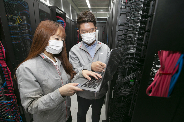 서울 양천구 목동 KT 클라우드 데이터 센터에서 KT 직원들이 시설을 점검하고 있다./사진제공=KT