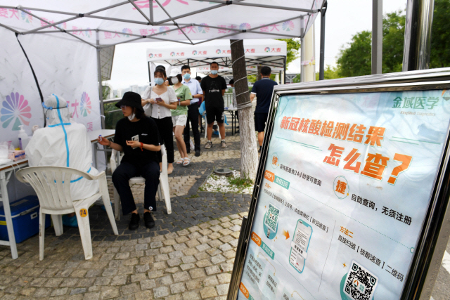 지난 30일 중국 산둥성 칭다오시에서 시민들이 진료소를 찾아 코로나19 검사를 받고 있다. /신화연합뉴스