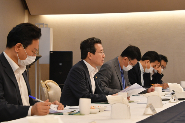 김용범(왼쪽 두 번째) 기획재정부 1차관이 31일 정부서울청사에서 혁신성장전략점검회의를 주재하고 있다./사진제공=기재부