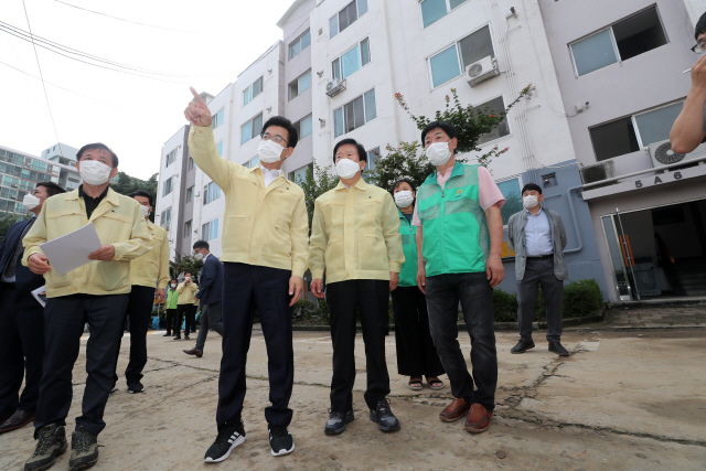 박병석(오른쪽에서 두번째) 국회의장이 31일 오전 침수 피해를 본 대전시 서구 정림동 코스모스아파트를 찾아 현장을 확인하고 있다. /연합뉴스