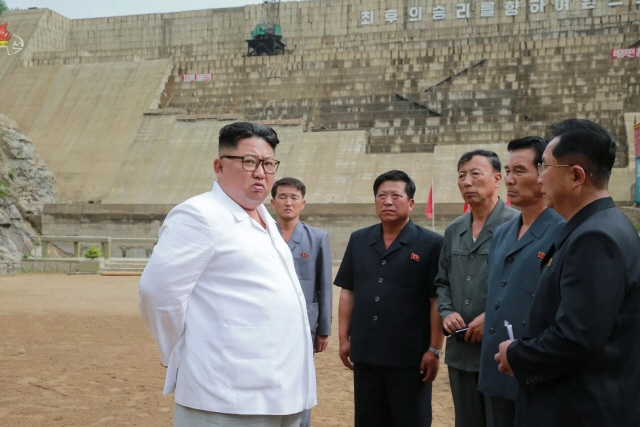 김정은 북한 국무위원장이 함경북도 어랑군의 수력발전소인 어랑천발전소 건설현장을 시찰했다고 조선중앙TV가 지난 17일 보도했다. /연합뉴스