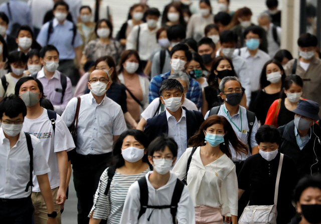 30일 일본 도쿄에서 마스크를 쓴 시민들이 길을 걷고 있다. /로이터연합뉴스